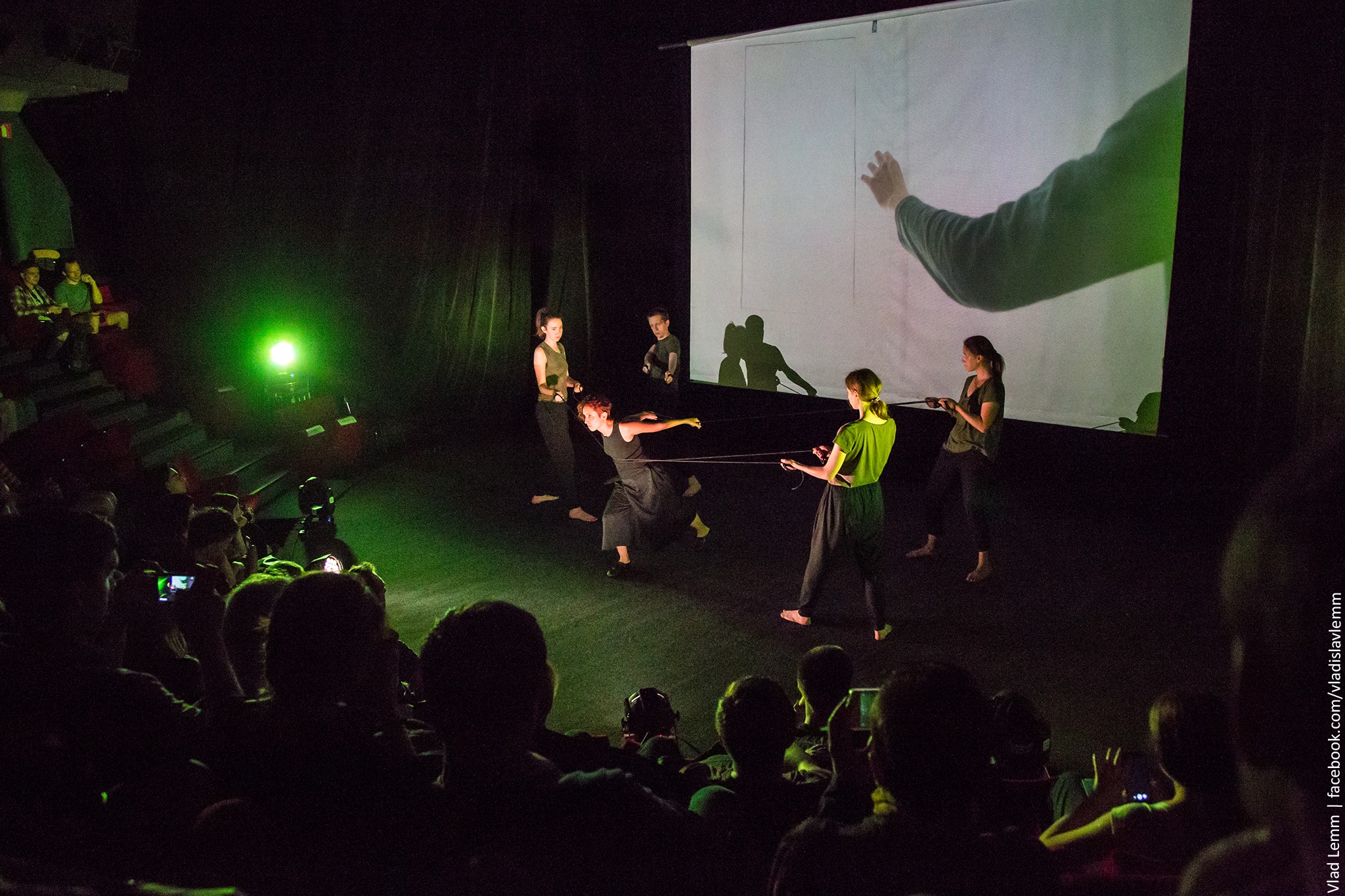 8 closing_in_reaction_03.jpg 8 closing_in_reaction_03.jpg